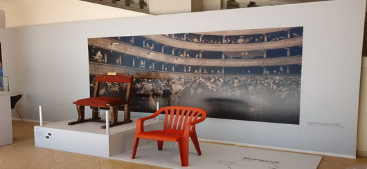 Der Glückssessel aus dem alten Burgtheater Der Glückssessel aus dem alten Burgtheater