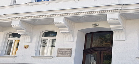 Gedenktafel erinnert an Einstein bei Familie Ehrenhaft in der Grinzingerstrasse 70